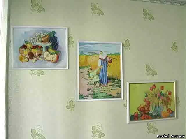 3 картины на стене